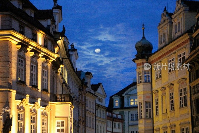 捷克共和国-布拉格-老城广场和浪漫的满月
