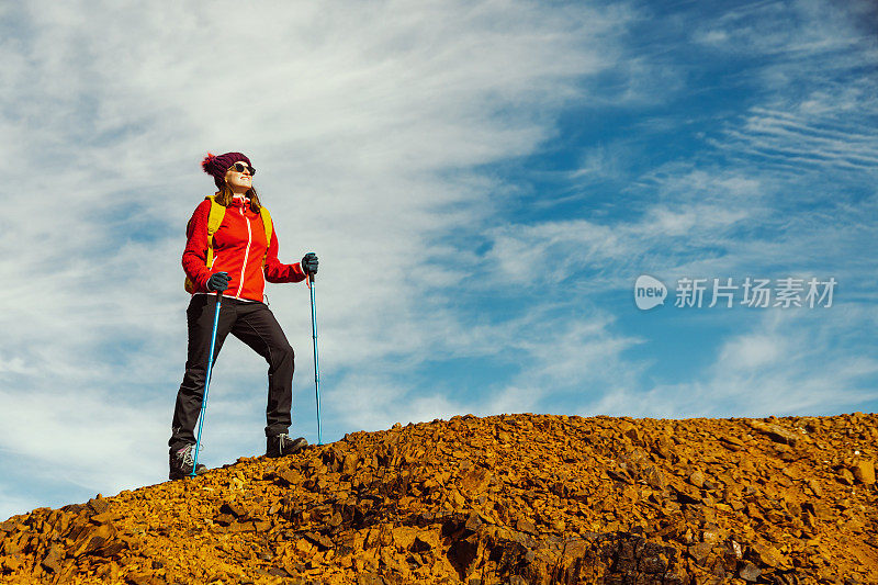 活跃的女性徒步旅行者在山顶上欣赏风景