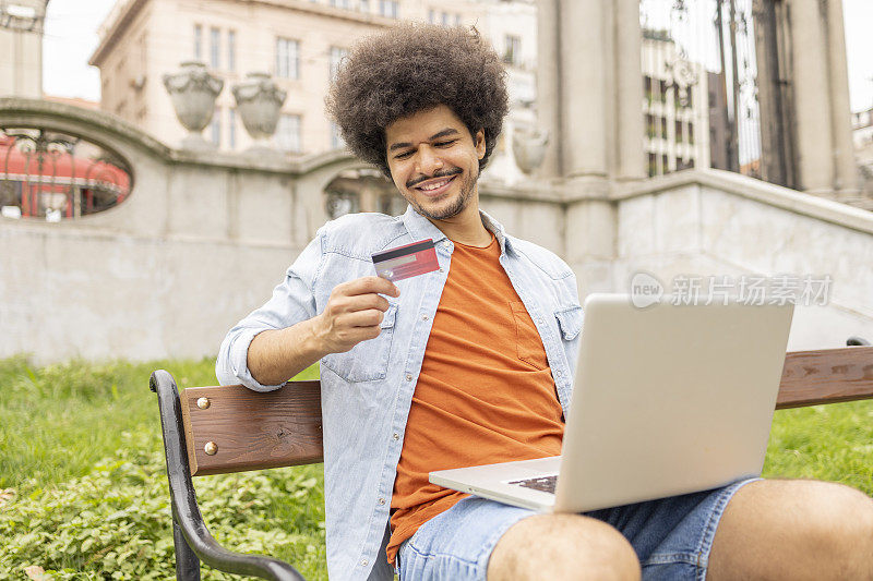 男子通过笔记本电脑和信用卡在网上购物