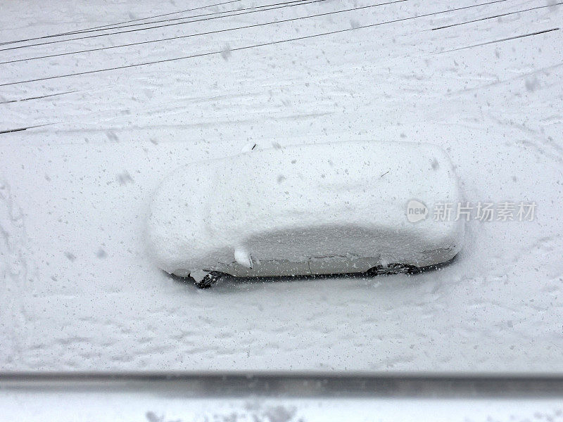 街道上被雪覆盖的汽车