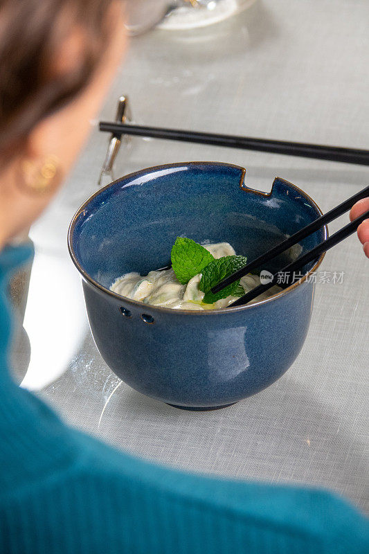 素食西葫芦戳在餐厅的桌子上