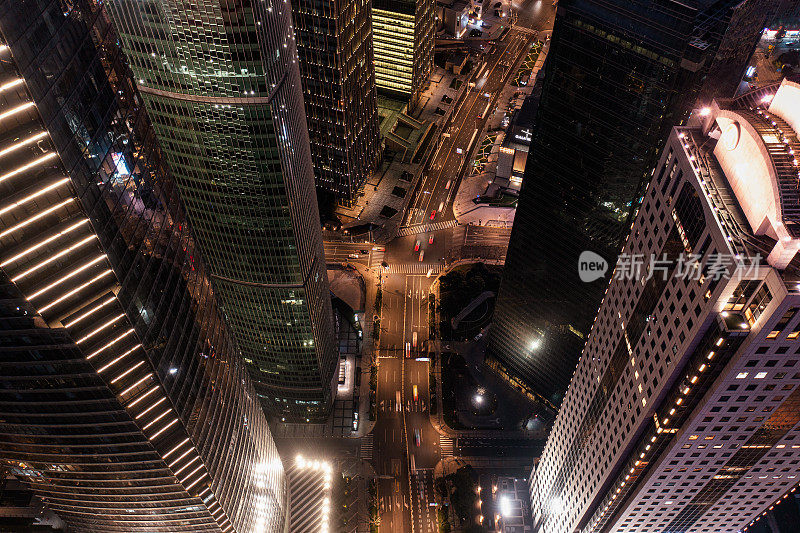 现代城市的鸟瞰图，夜间的摩天大楼和繁忙的街道交通