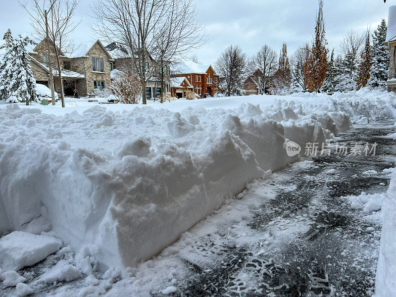 住宅小区的冬季视图和清除车道上的积雪，伍德布里奇，加拿大