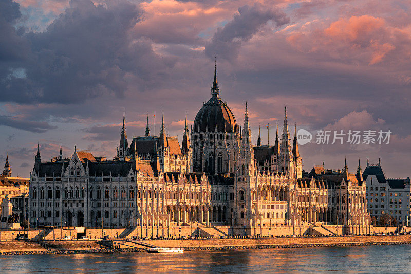 日落时分的匈牙利议会大厦。布达佩斯，匈牙利，欧洲