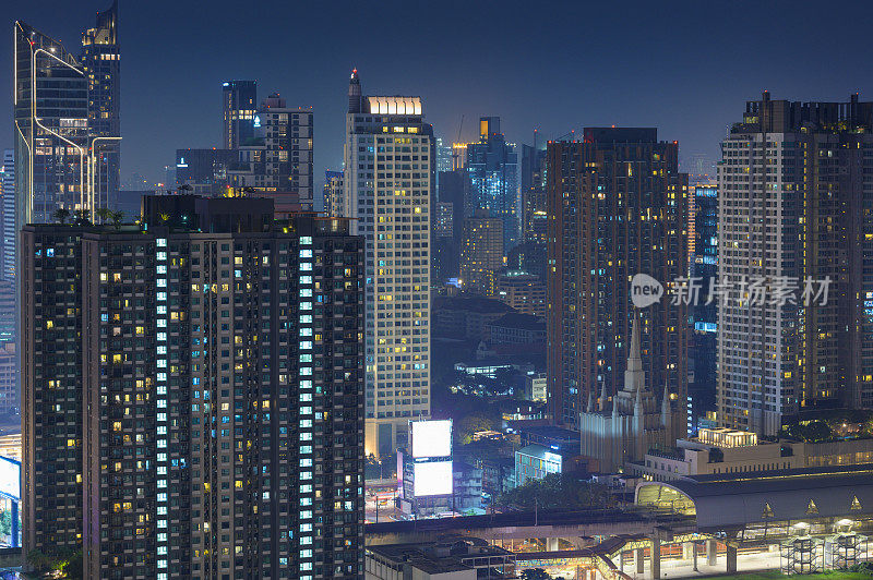 曼谷拥挤的住宅和豪华建筑