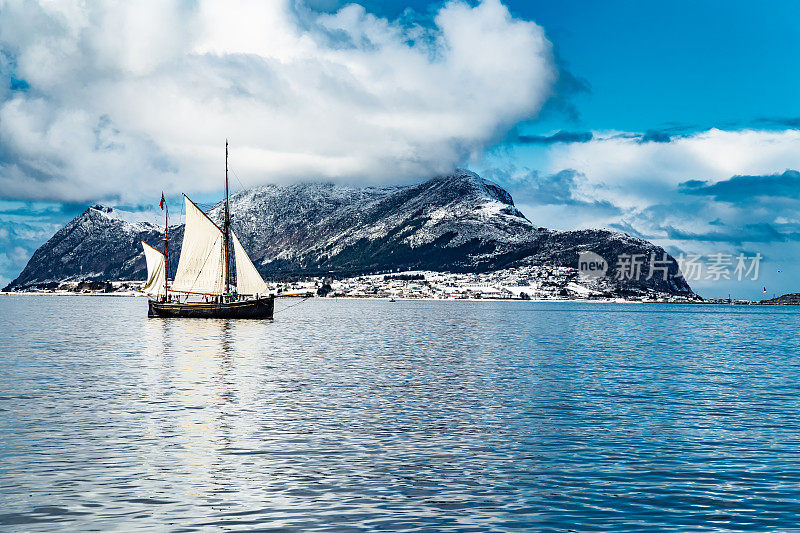 挪威峡湾传统的挪威帆船靠近挪威奥勒松