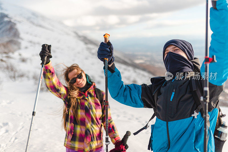 两个快乐的徒步旅行者在雪山之巅