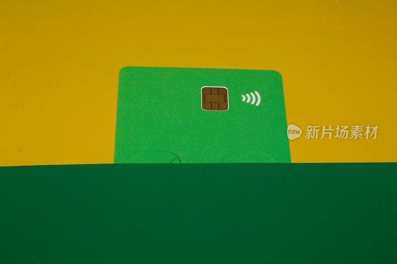 带有棕色方形芯片符号和NFC的空白卡。非接触式支付的概念。