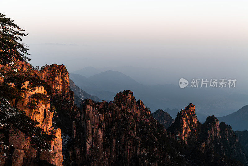 日出时分的黄山奇景