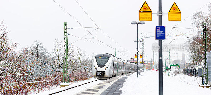 在大雪纷飞的冬日，一列火车抵达火车站