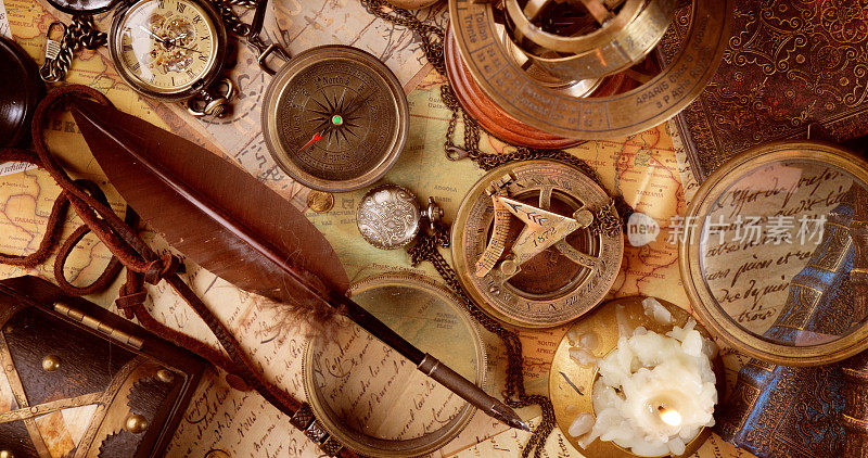 复古风格的旅行和冒险。桌上有古董指南针和其他古董。