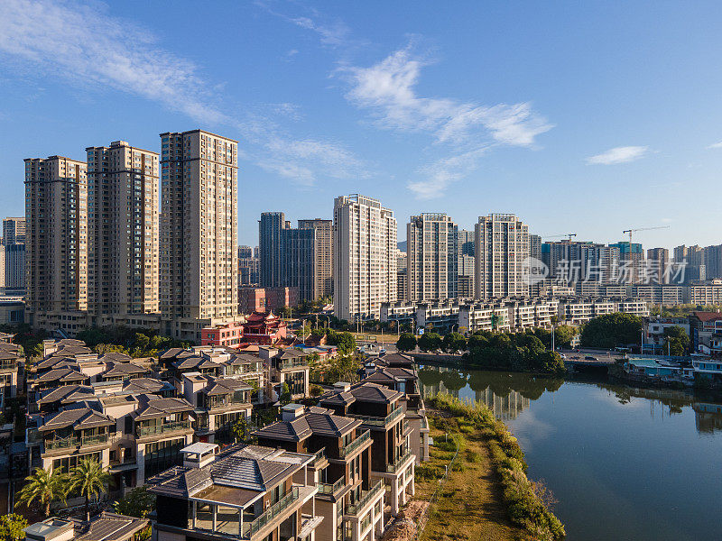 河边的城市建筑和别墅