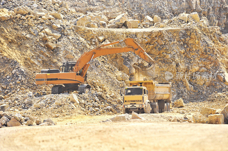 挖掘机在采石场工作