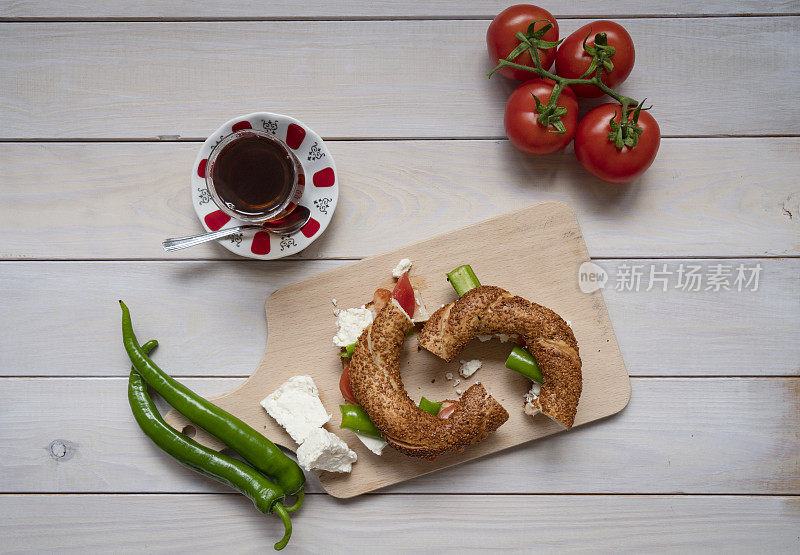 土耳其百吉饼配奶酪，番茄，青椒，茶