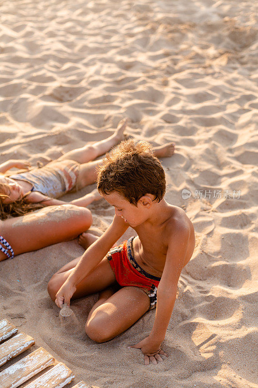 孩子在沙子里挖土