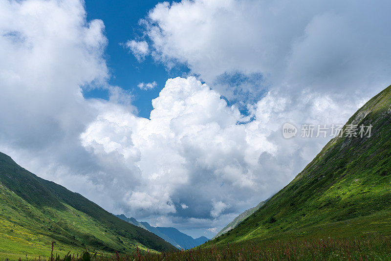 雄伟的云彩笼罩着美丽的青山峡谷