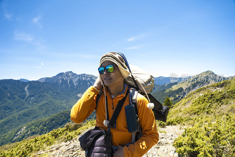 在山上徒步旅行的人的肖像。