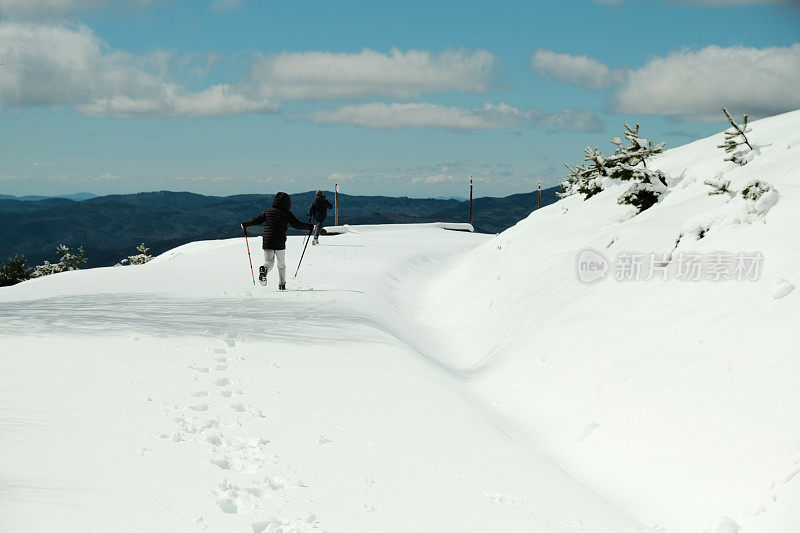 人们享受大自然。雪徒步旅行