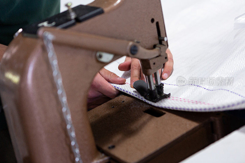 工人用缝纫机缝制聚丙烯袋