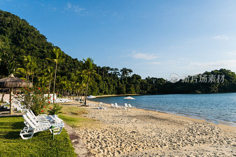 里约热内卢的绿色海岸，美丽的安格拉多赖斯海滩。Tangua海滩。在一个阳光明媚的日子里，背景是丘陵和山脉。清澈的水。下午晚些时候