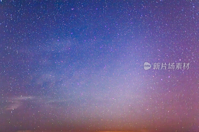 繁星夜空与日落色调:天体背景的星星在不同的天空颜色。Astro摄影。