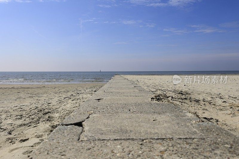 博尔库姆岛海滩上的防波堤伸入北海