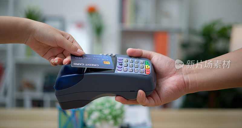 使用NFC技术的非接触式信用卡支付的顾客之手