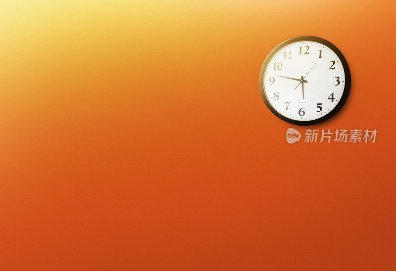 明亮的挂钟显示下午6点之前，象征着早起或工作到很晚