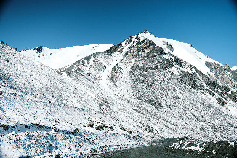 白雪皑皑的山峰，从山口眺望