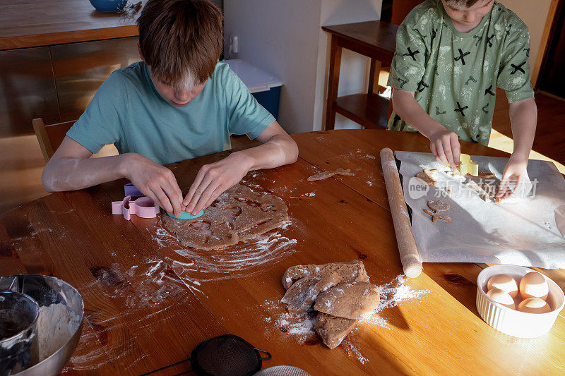 白癜风男孩们在厨房里一起揉面团和做饼干