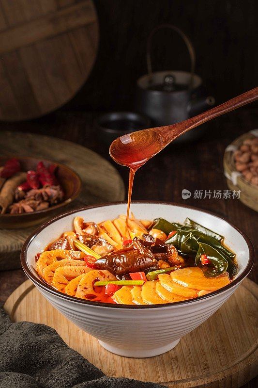 猫菜，即成都猫菜，是一道很受欢迎的中国四川菜，由肉和蔬菜混合而成