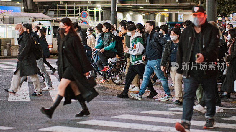 一群日本人、亚洲人、游客在东京涩谷穿过马路。日本旅游景点，旅游地标，亚洲交通城市生活理念