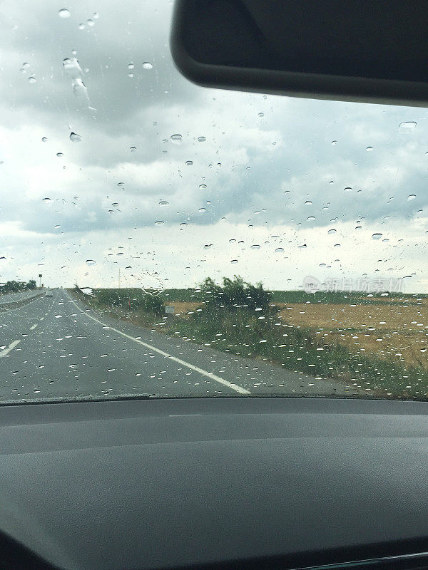 下雨天开车，司机视角