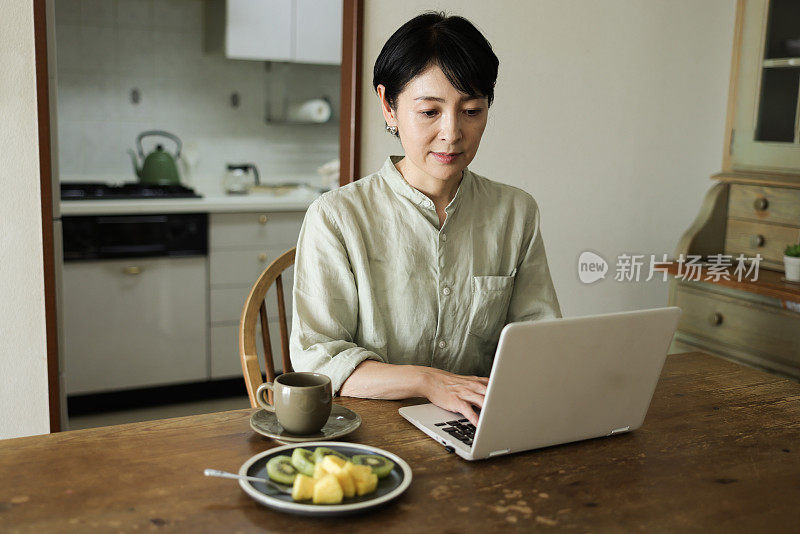 在家用笔记本电脑的成熟女人