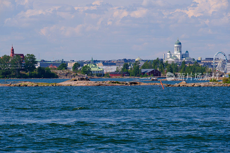 夏季赫尔辛基市中心的海岸景观。