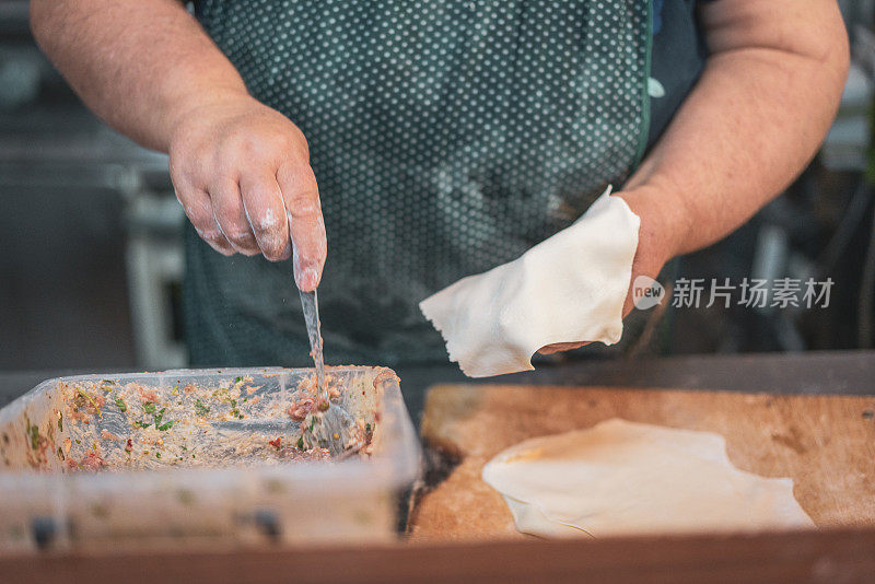 格鲁吉亚妇女自制饺子的过程