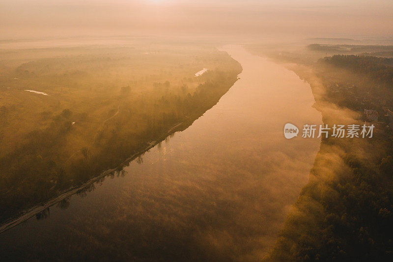 晨雾鸟瞰图。秋季风景无人机摄影。十月。保护自然。黎明