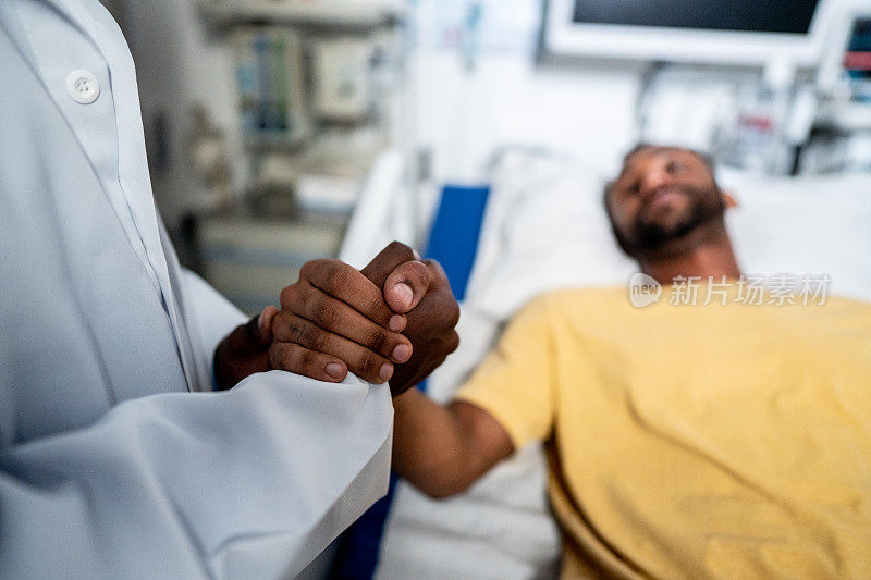 医生在医院里握着病人的手