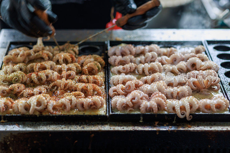 热锅章鱼烧，日本流行的街头小吃。