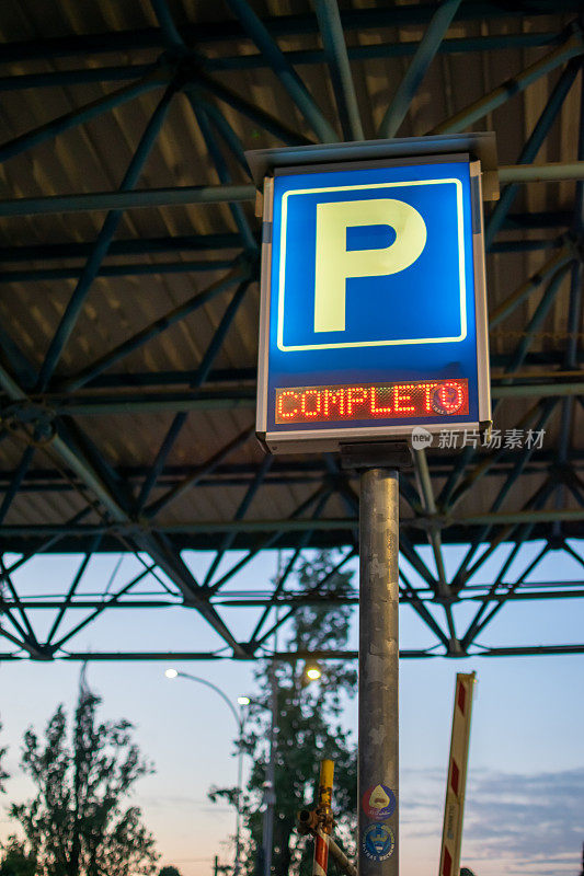 商场入口或私人停车场设有完整泊车电子灯牌
