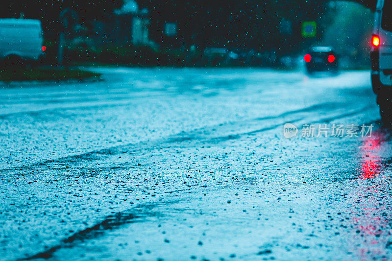 湿沥青。雨滴落在路上。天气。背景。雨