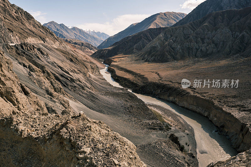 河水在山间流淌。鸟瞰图