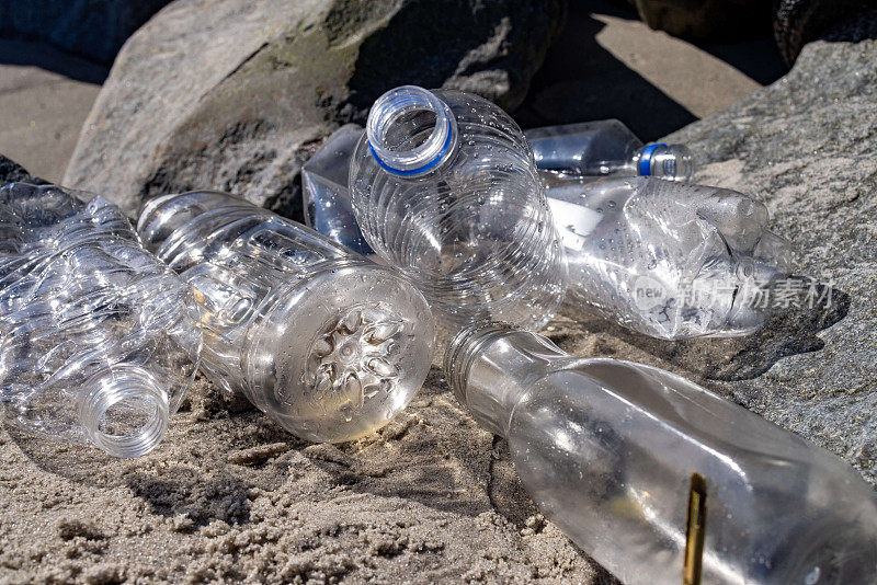 塑料水瓶散落在海滩上