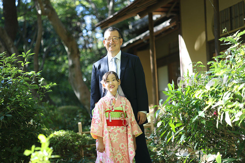 日本人的父亲带着他的女儿在石芝浩的庆祝会上