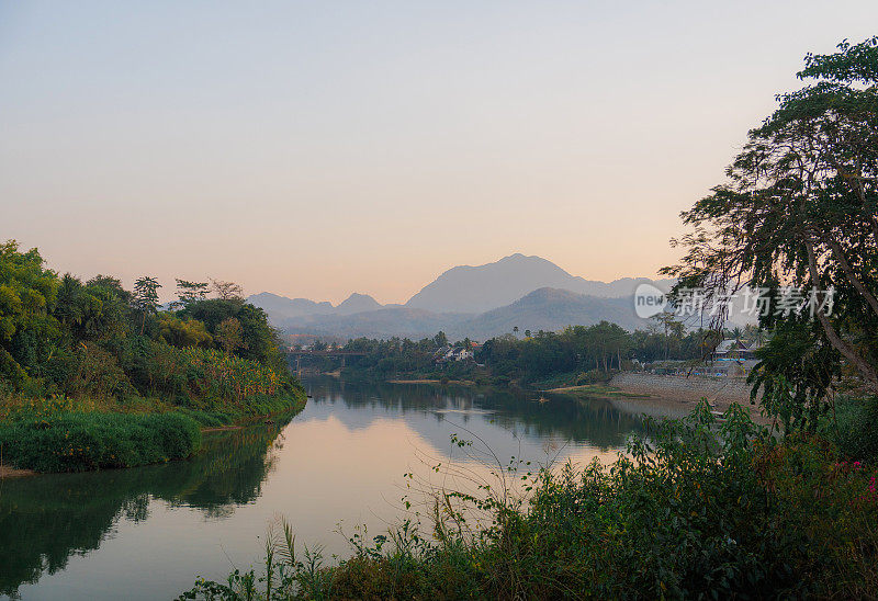 日落时湄公河宁静的景色