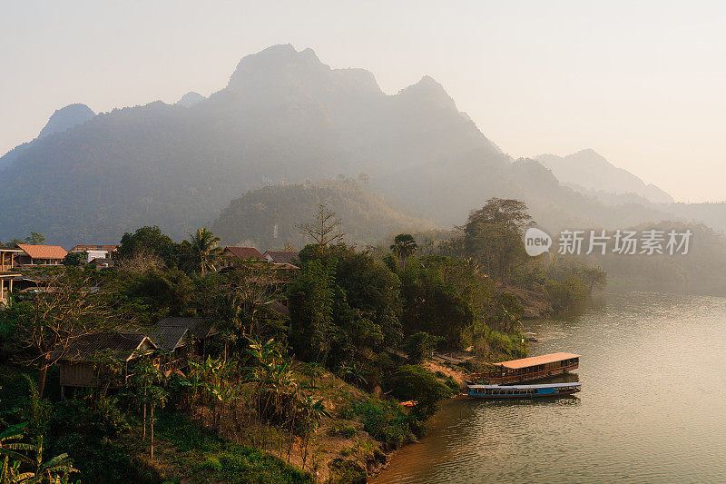 老挝宁静的河流和船只的美景