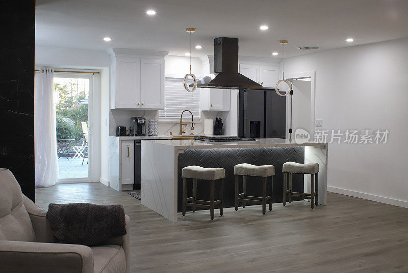 现代厨房用白色和灰色的冷色调改造，具有极简主义的感觉