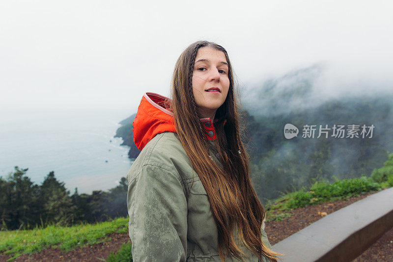 在晨雾中俯瞰旧金山湾的女子