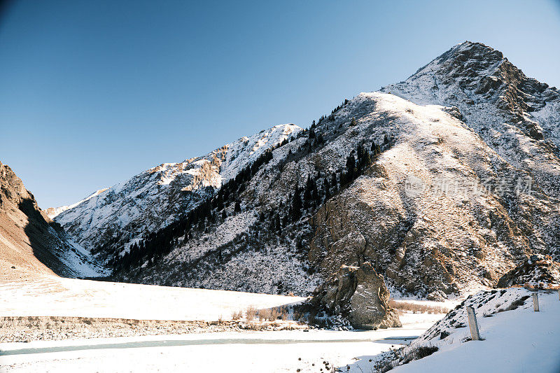 冬天的早晨，雪山峡谷一览无余