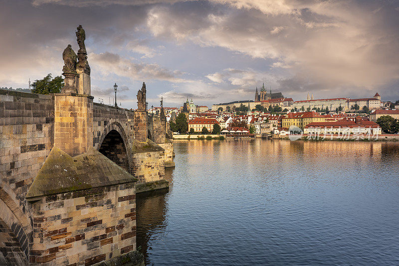 布拉格——捷克共和国伏尔塔瓦河上的查理大桥和城堡